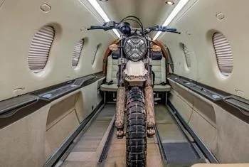 Motorrad im Kabinenraum der Pilatus PC-12 NGX verladen