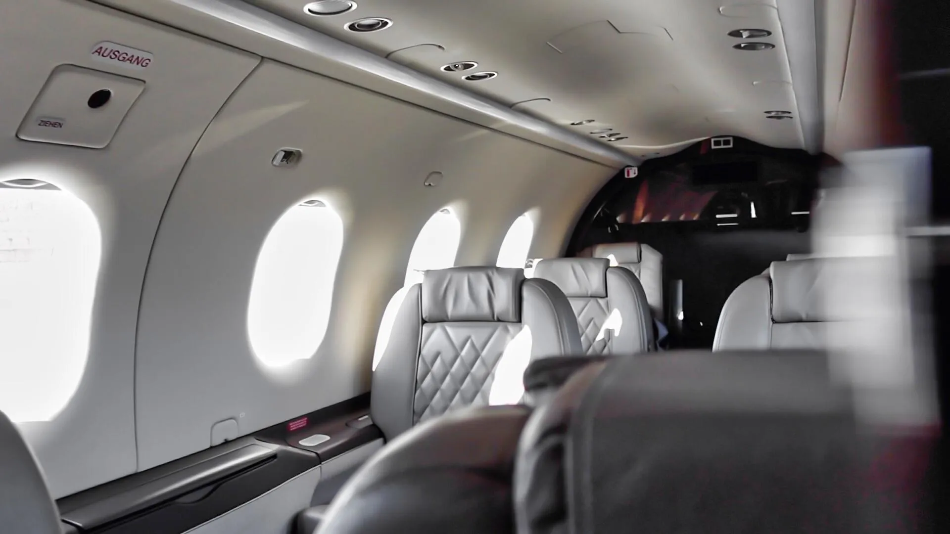 Kabine der Pilatus PC-12 mit gesteppten Ledersitzen und Fensterreihe