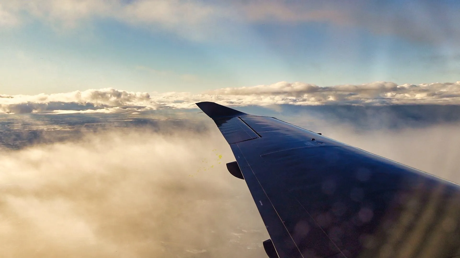 Tragflächenspitze über einer geschlossenen Wolkendecke