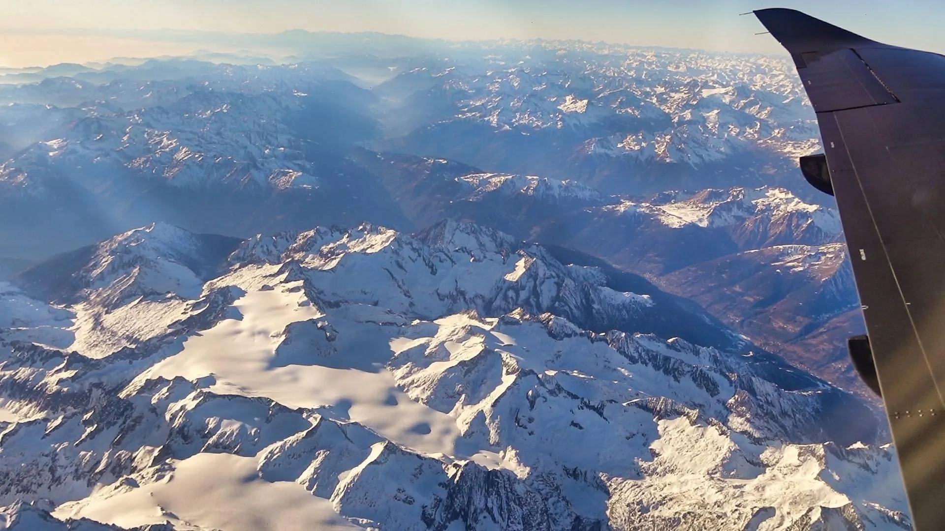 Schneebedeckte Alpengipfel aus der Luft