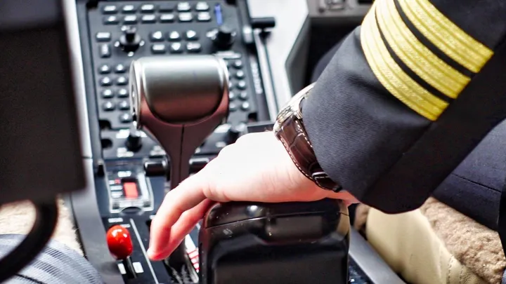 Pilot bedient die Leistungshebel im Cockpit der Pilatus PC-12 NGX